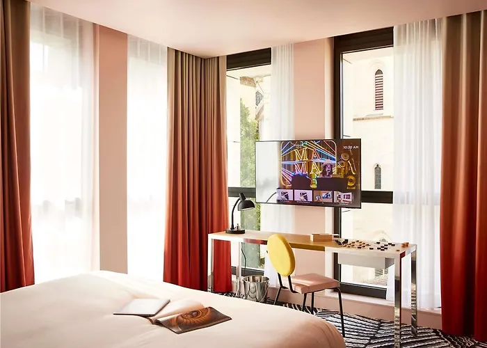 Отель Mama Shelter